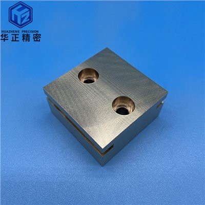 Strojno obdelani medeninasti avtomobilski deli